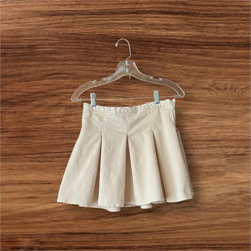 SO Good For Life Corduroy box pleated Cream mini Skirt. Size 3